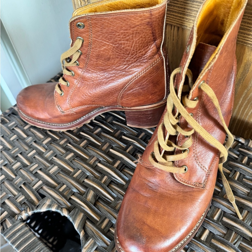 Frye Sabrina lace up ankle boot 8.5 cognac
